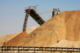 Image du Maroc Professionnelle de  Zone de stockage des phosphates à l'unité de Khouribga du Groupe OCP de L'Office chérifien des phosphates. Le Groupe OCP : Société anonyme fondée en 1920 et domiciliée au Maroc. Groupe OCP est le leader mondial des exportations des phosphates et produits dérivés, Mercredi 19 Septembre 2007. (Photo / Abdeljalil Bounhar) 